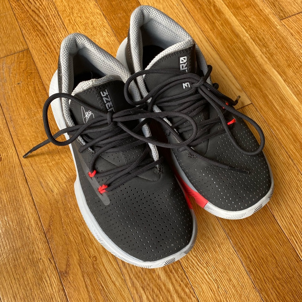 Boys 4.5Y Curry Basketball Shoes